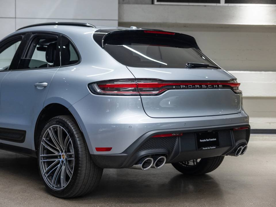 Certified 2026 Porsche Macan AWD/4WD image 17
