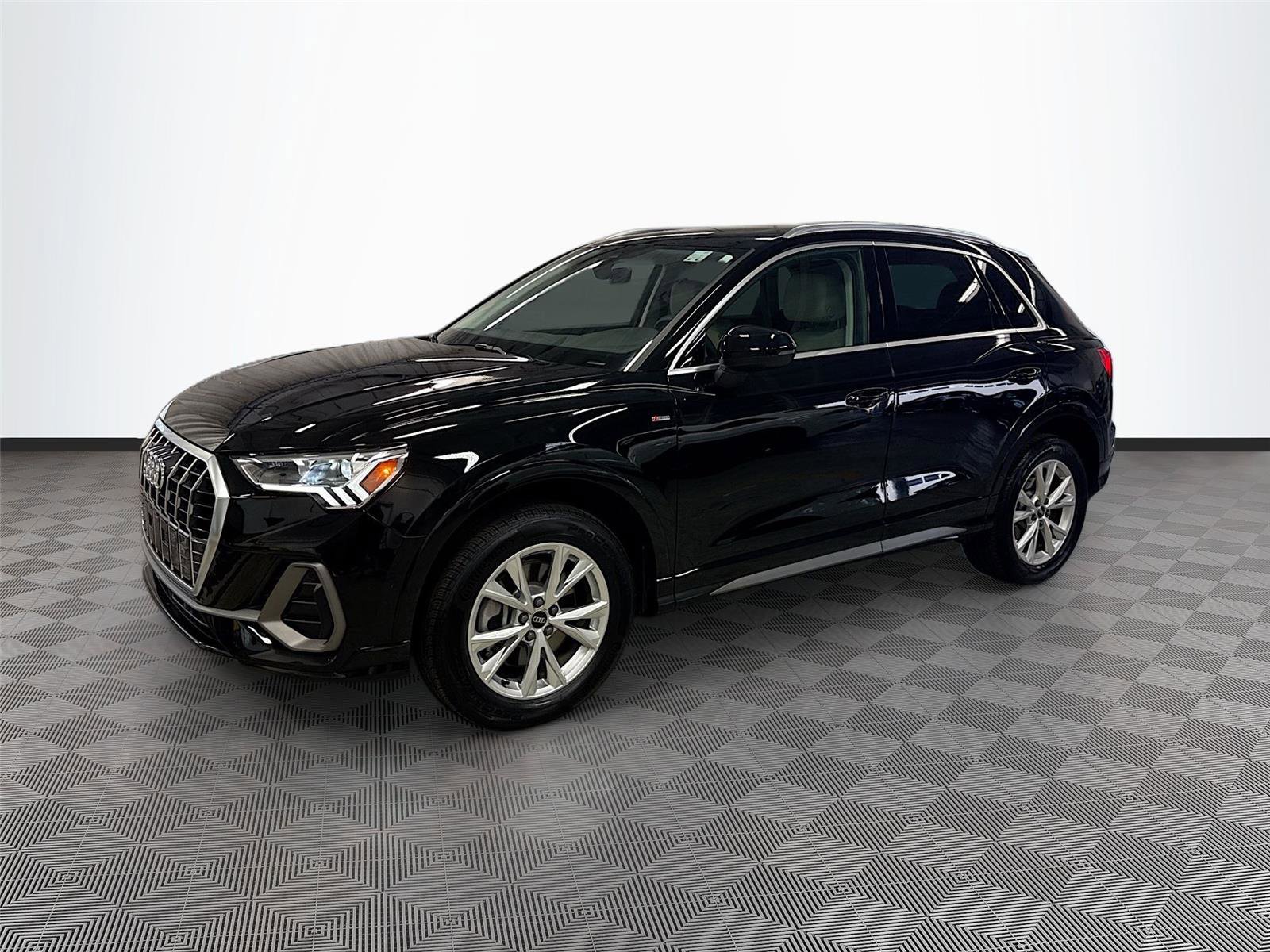 Certified 2025 Audi Q3 2.0T Premium Plus w/ Premium Plus Package AWD/4WD image 3