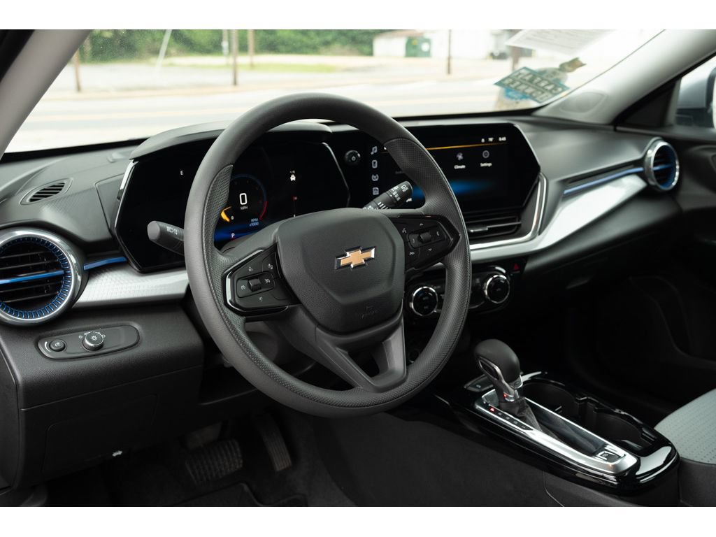 Used 2025 Chevrolet Trax LT FWD image 11