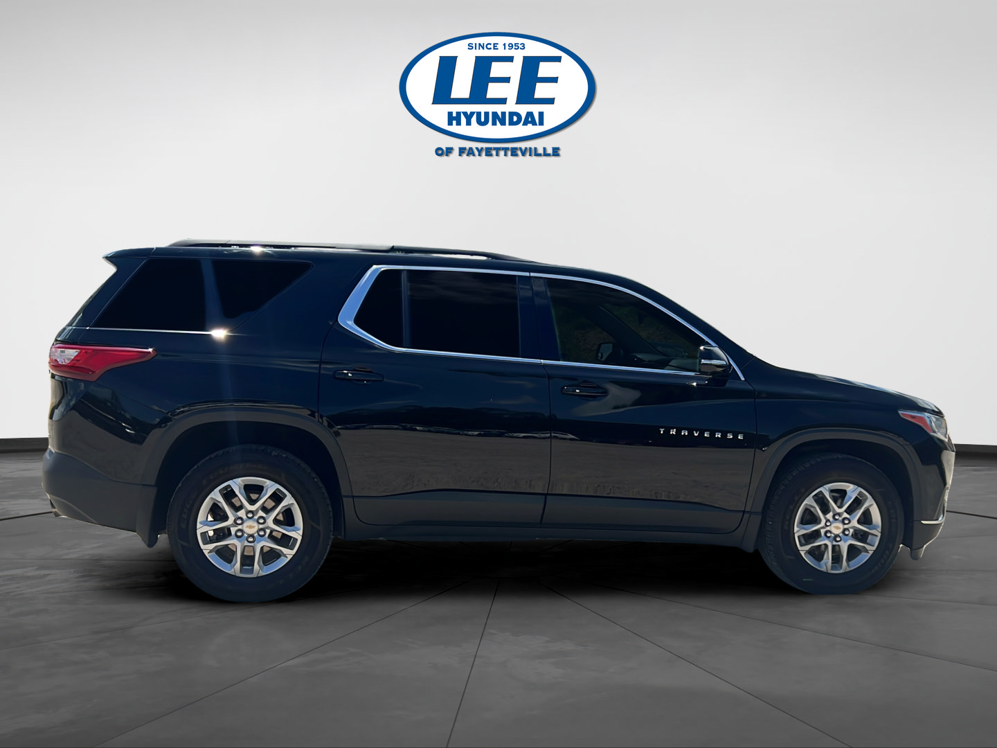 Used 2020 Chevrolet Traverse LT FWD image 2