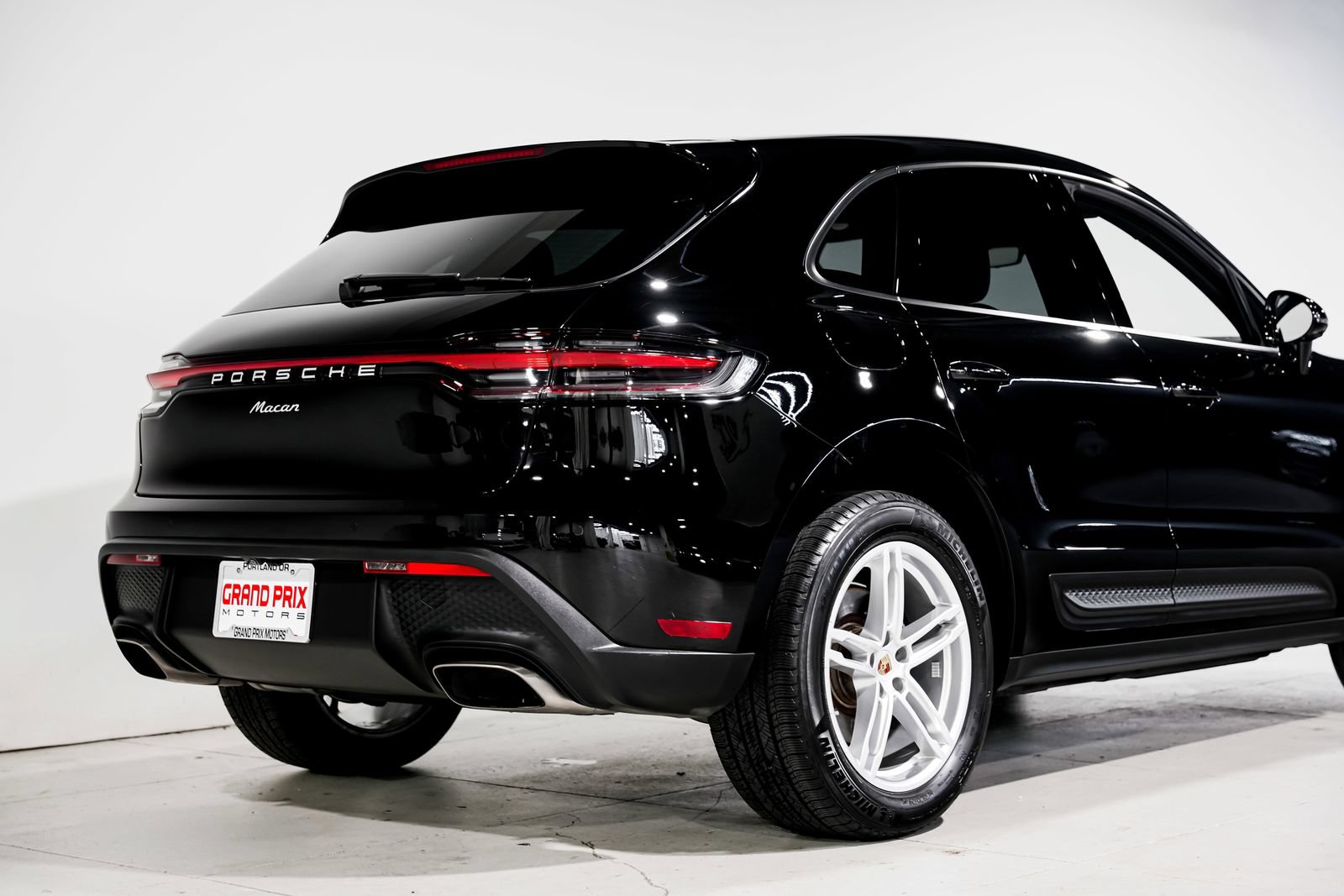 Used 2024 Porsche Macan AWD/4WD image 40
