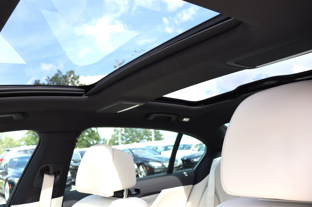 Used 2020 BMW 740i w/ M Sport Package RWD image 28