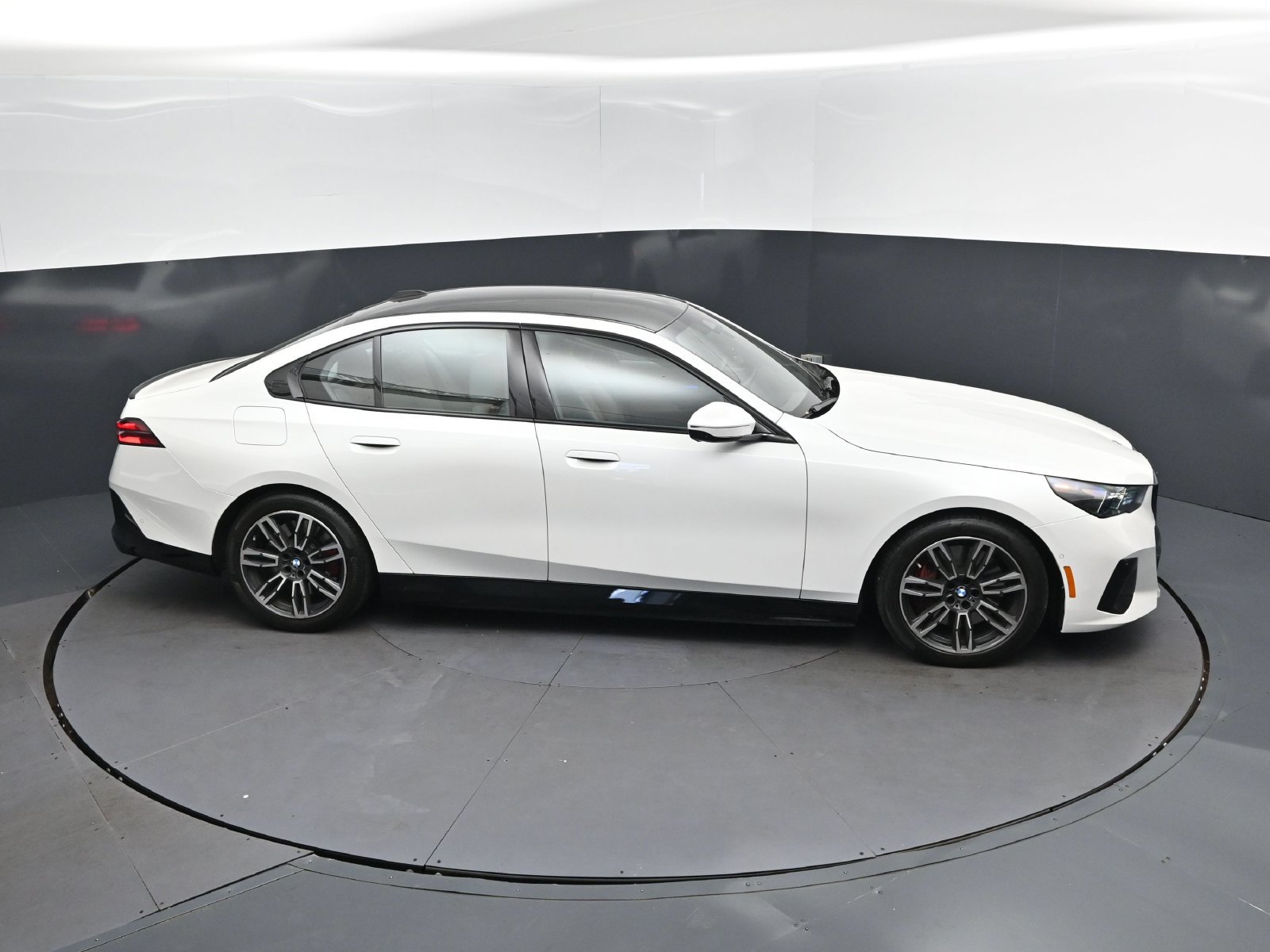 Used 2026 BMW 550e xDrive w/ Premium Package AWD/4WD image 32