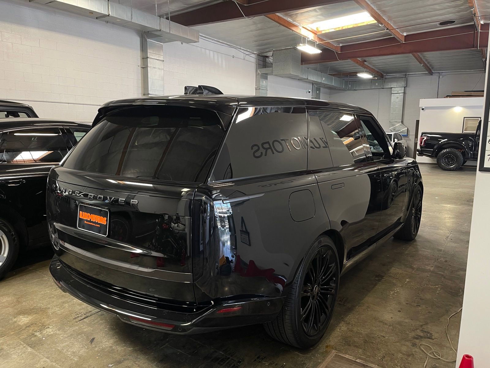 Used 2025 Land Rover Range Rover Long Wheelbase Autobiography image 2