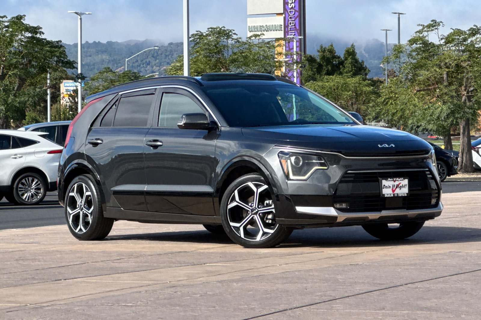 Used 2024 Kia Niro EX Touring FWD image 2
