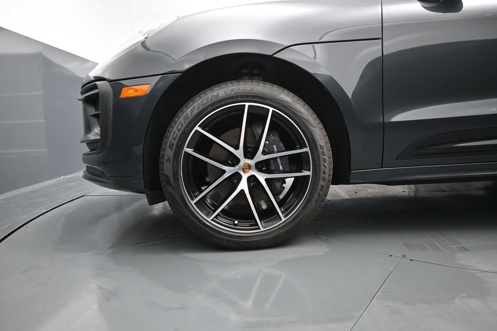 Certified 2025 Porsche Macan AWD/4WD image 9