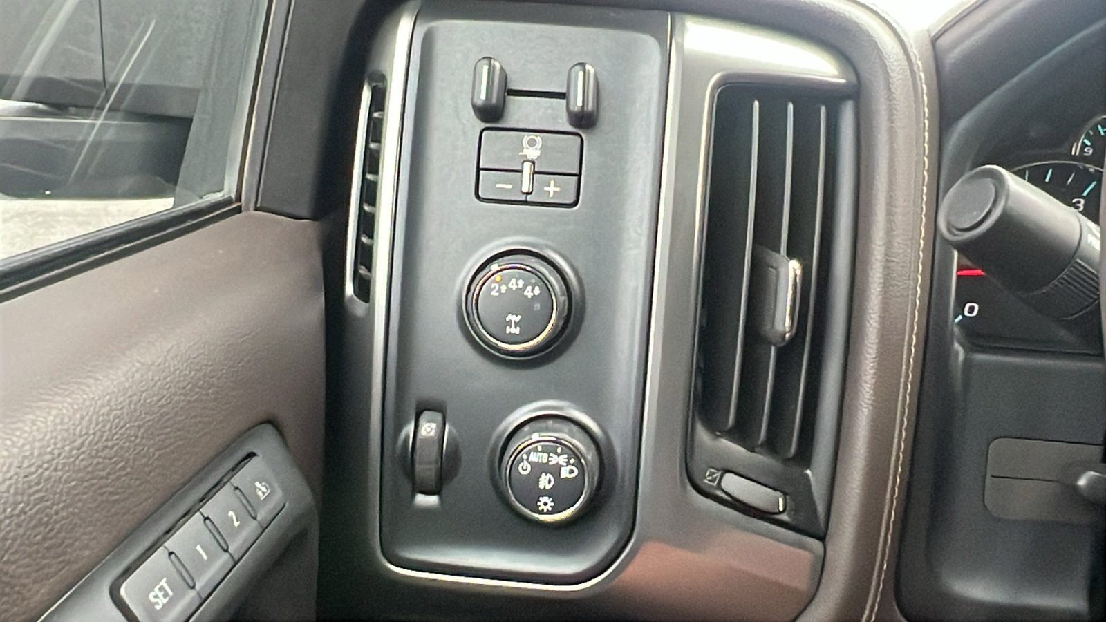 Used 2018 Chevrolet Silverado 2500 LTZ w/ LTZ Plus Package image 32