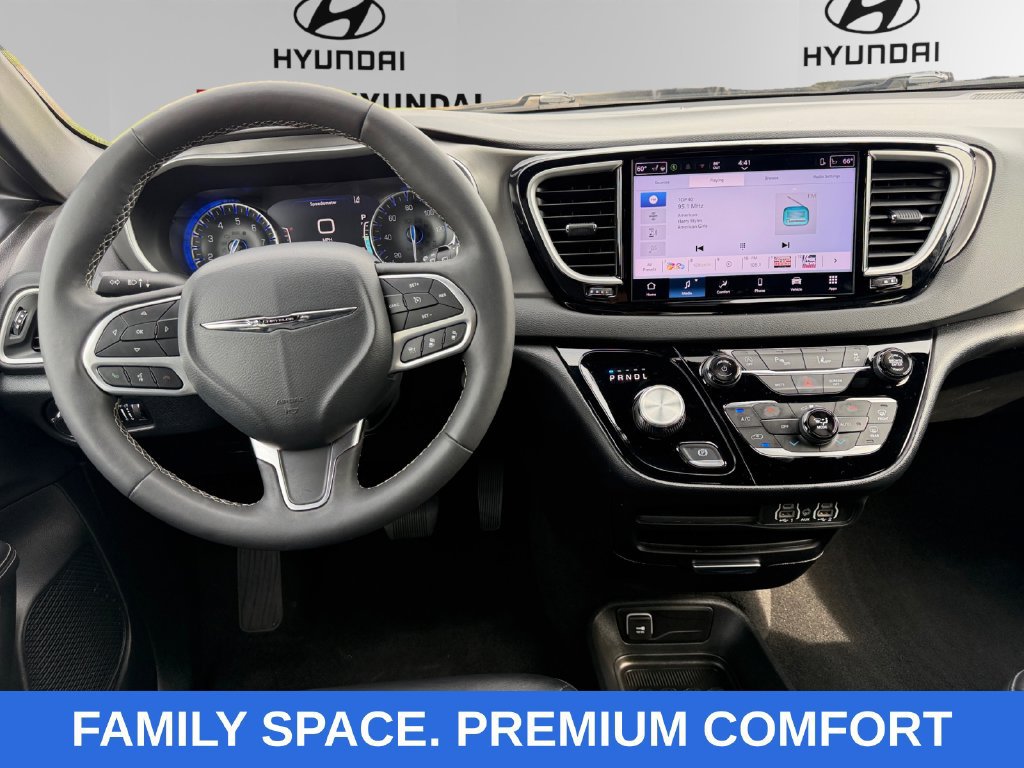 Used 2025 Chrysler Pacifica Select FWD image 10