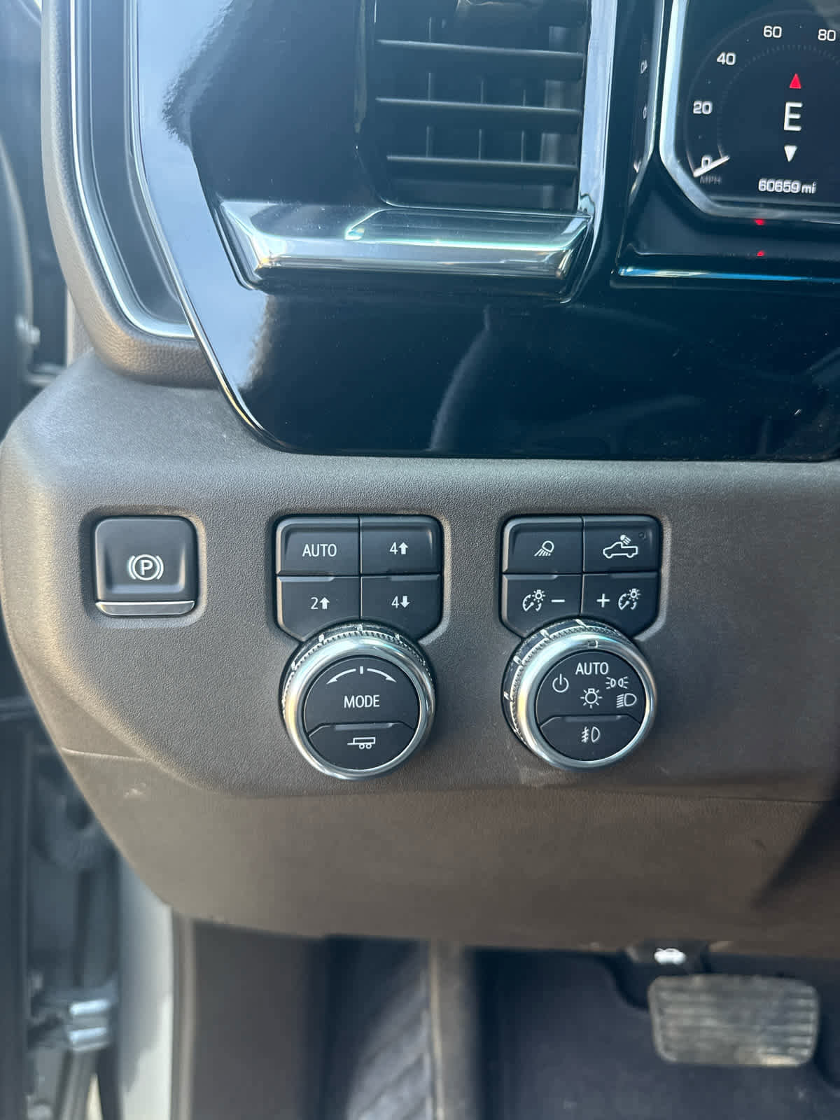 Used 2024 GMC Sierra 2500 SLT w/ SLT Convenience Package image 20