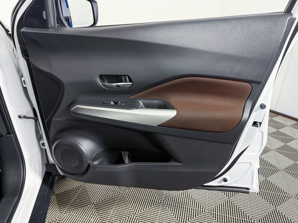 Used 2018 Nissan Kicks SR image 39