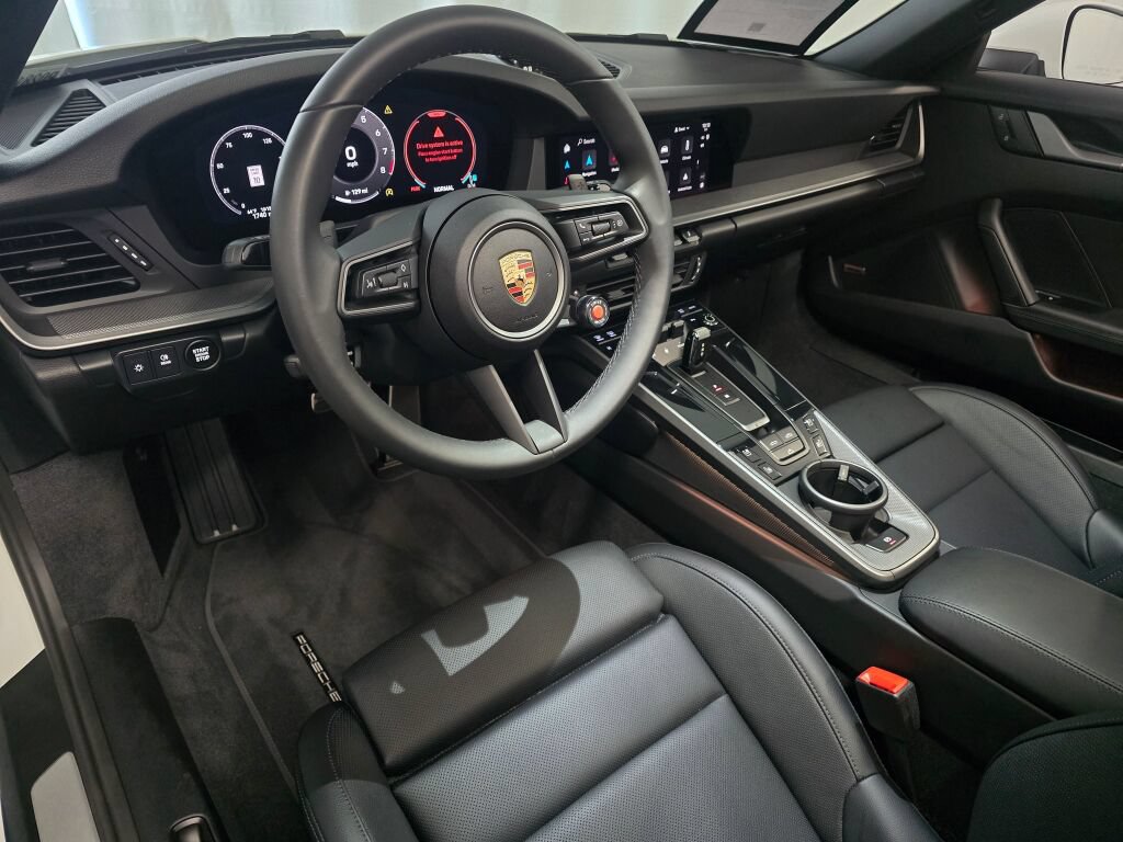 Certified 2025 Porsche 911 Carrera RWD image 4