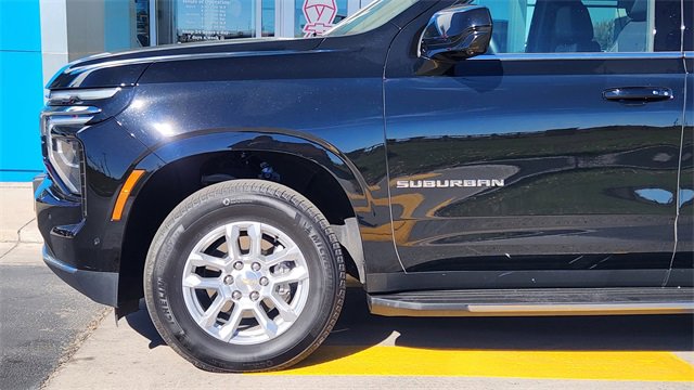 Used 2025 Chevrolet Suburban LT image 12