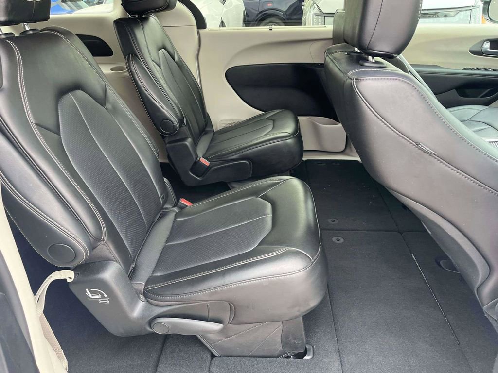 Used 2024 Chrysler Pacifica Touring-L image 9