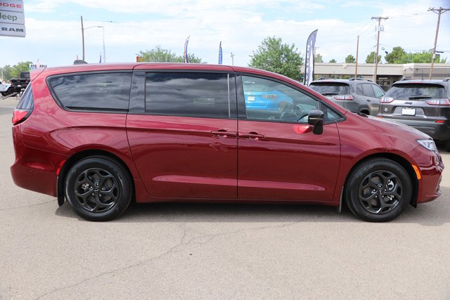New 2023 Chrysler Pacifica Limited w/ Uconnect Theater Family Group image 8