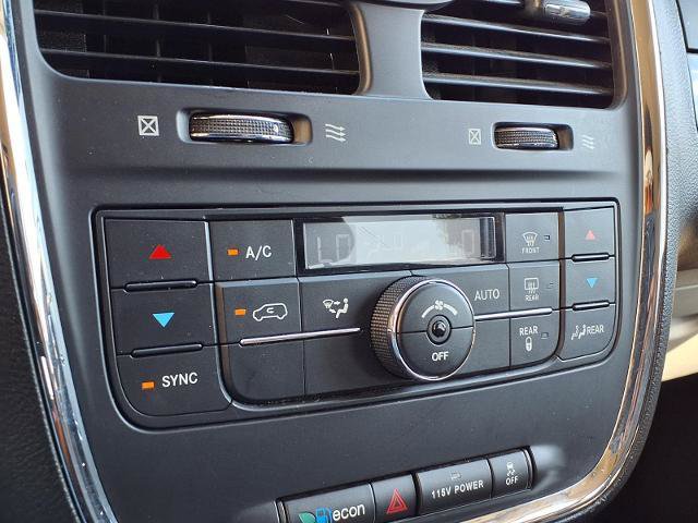 Used 2014 Chrysler Town & Country Touring FWD image 7