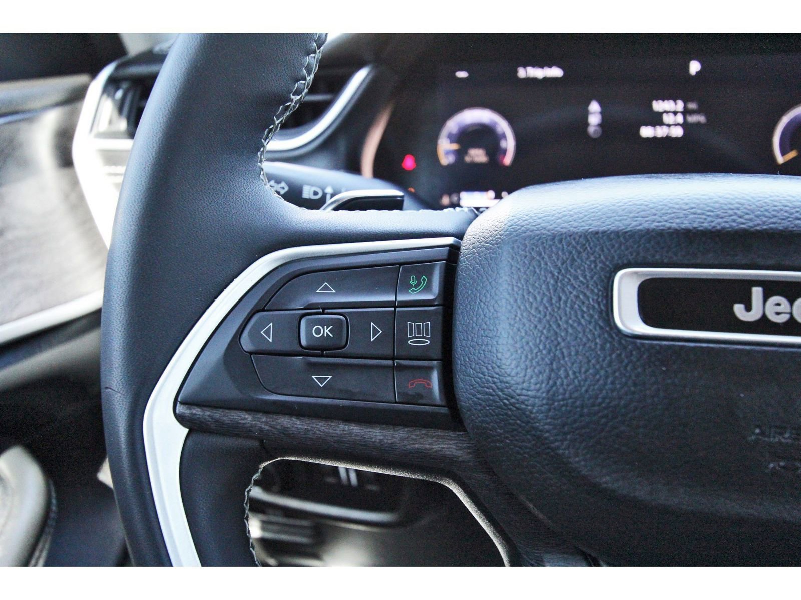 Used 2023 Jeep Grand Cherokee L Limited w/ Black Appearance Package image 24