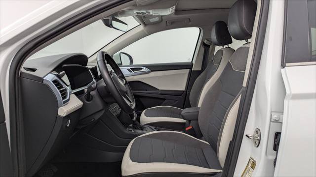 Used 2025 Volkswagen Taos SE w/ Panoramic Sunroof Package FWD image 14
