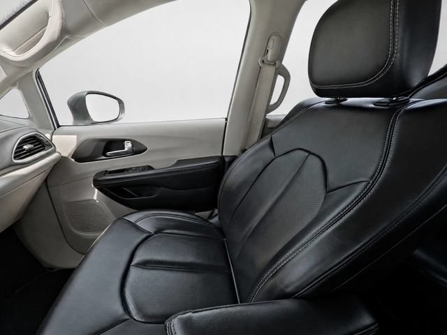 Used 2023 Chrysler Pacifica Touring-L FWD image 18