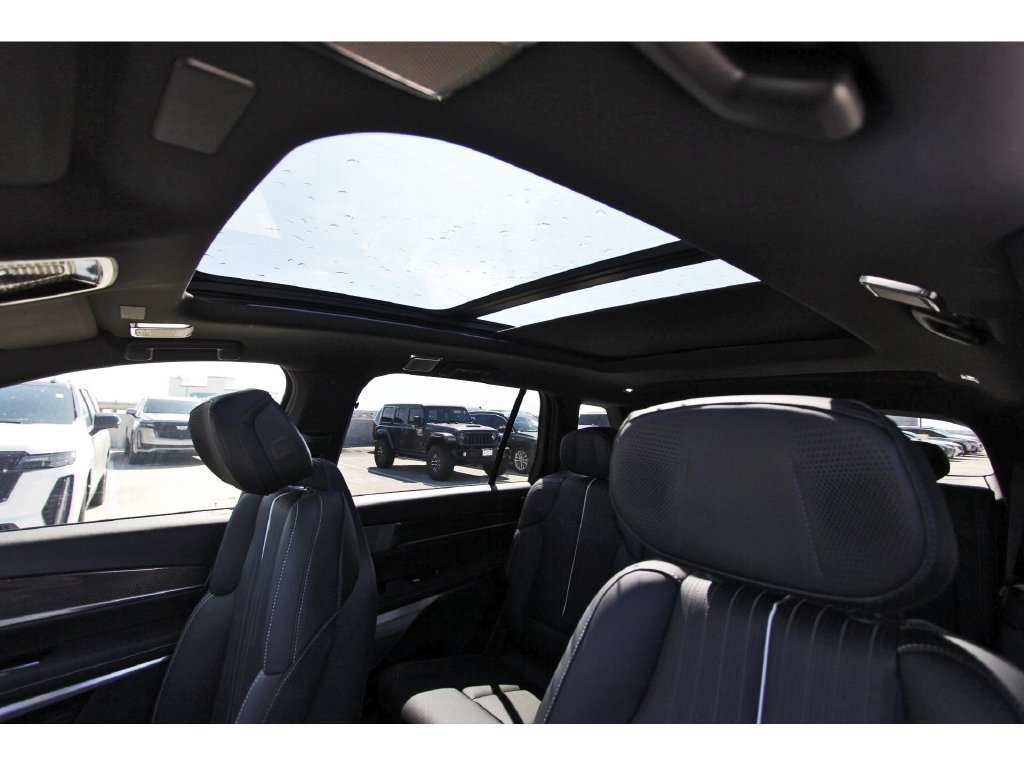 New 2027 Cadillac Vistiq Luxury AWD/4WD image 24