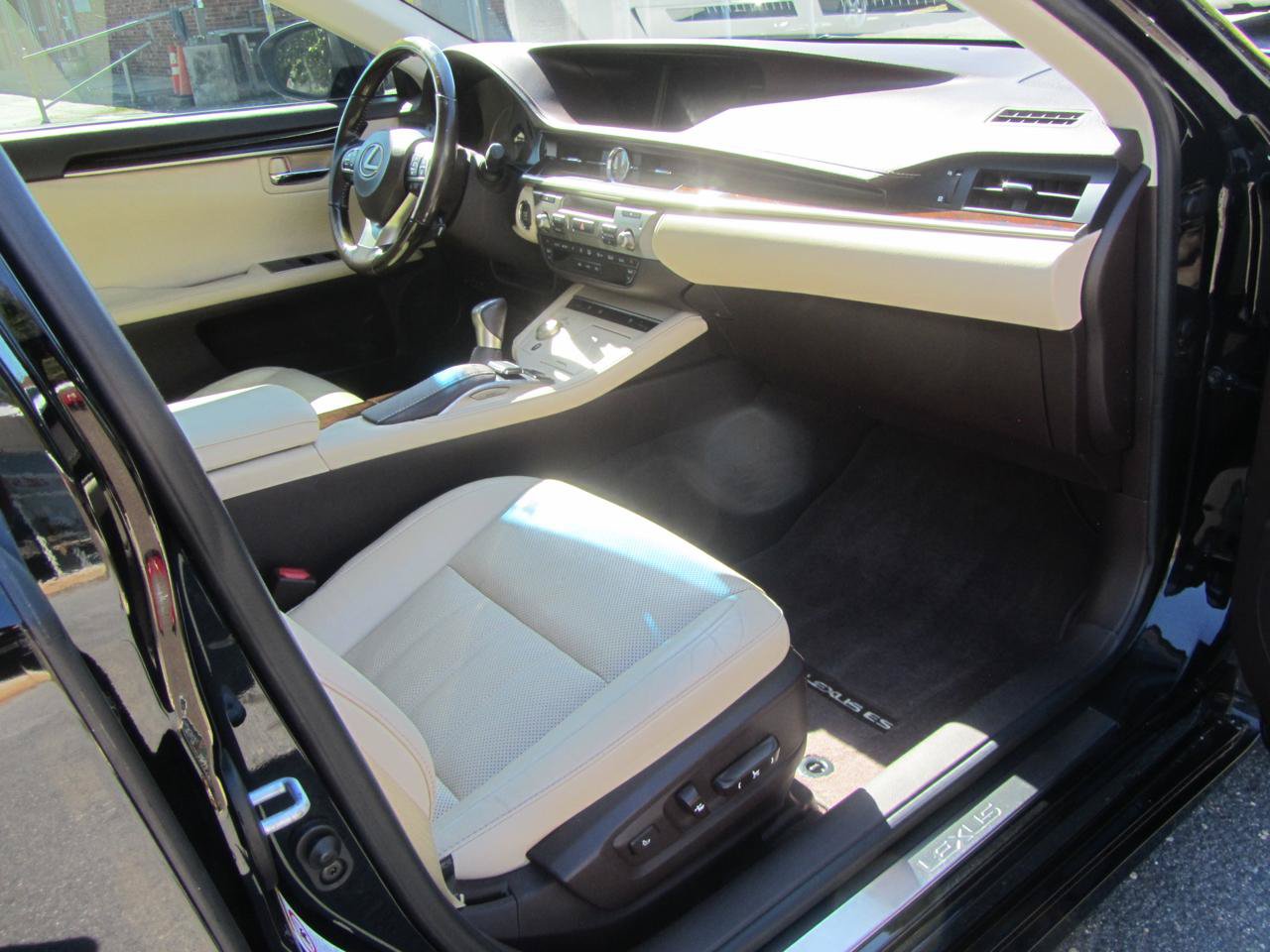 Used 2016 Lexus ES 350 w/ Luxury Pkg & Navigation w/ Luxury Package w/Wood Trim FWD image 21