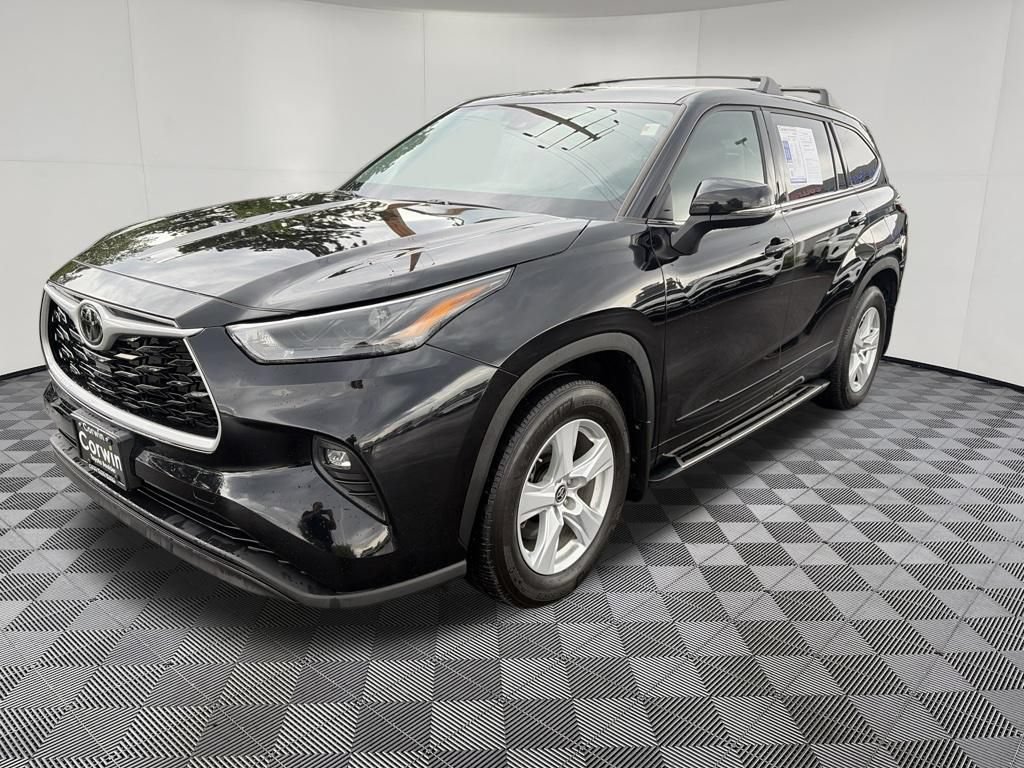 Used 2022 Toyota Highlander LE AWD/4WD image 4