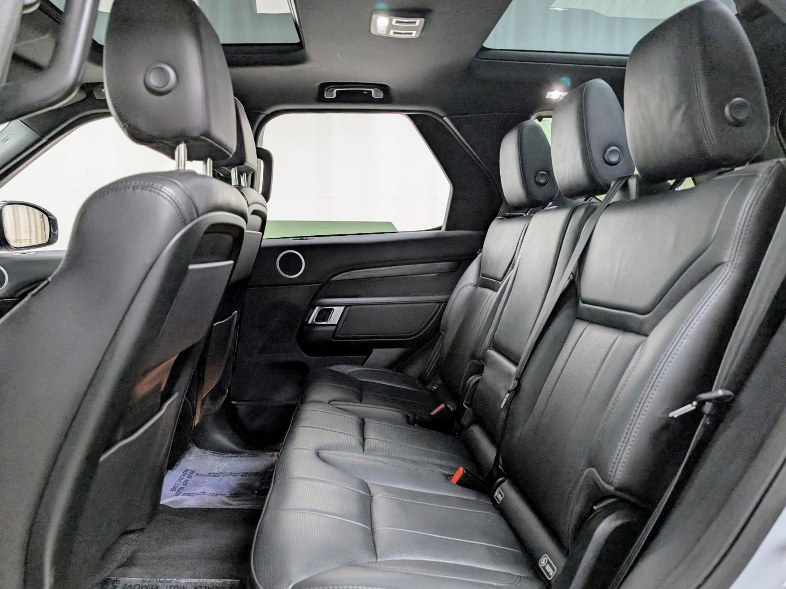 Used 2017 Land Rover Discovery HSE image 18