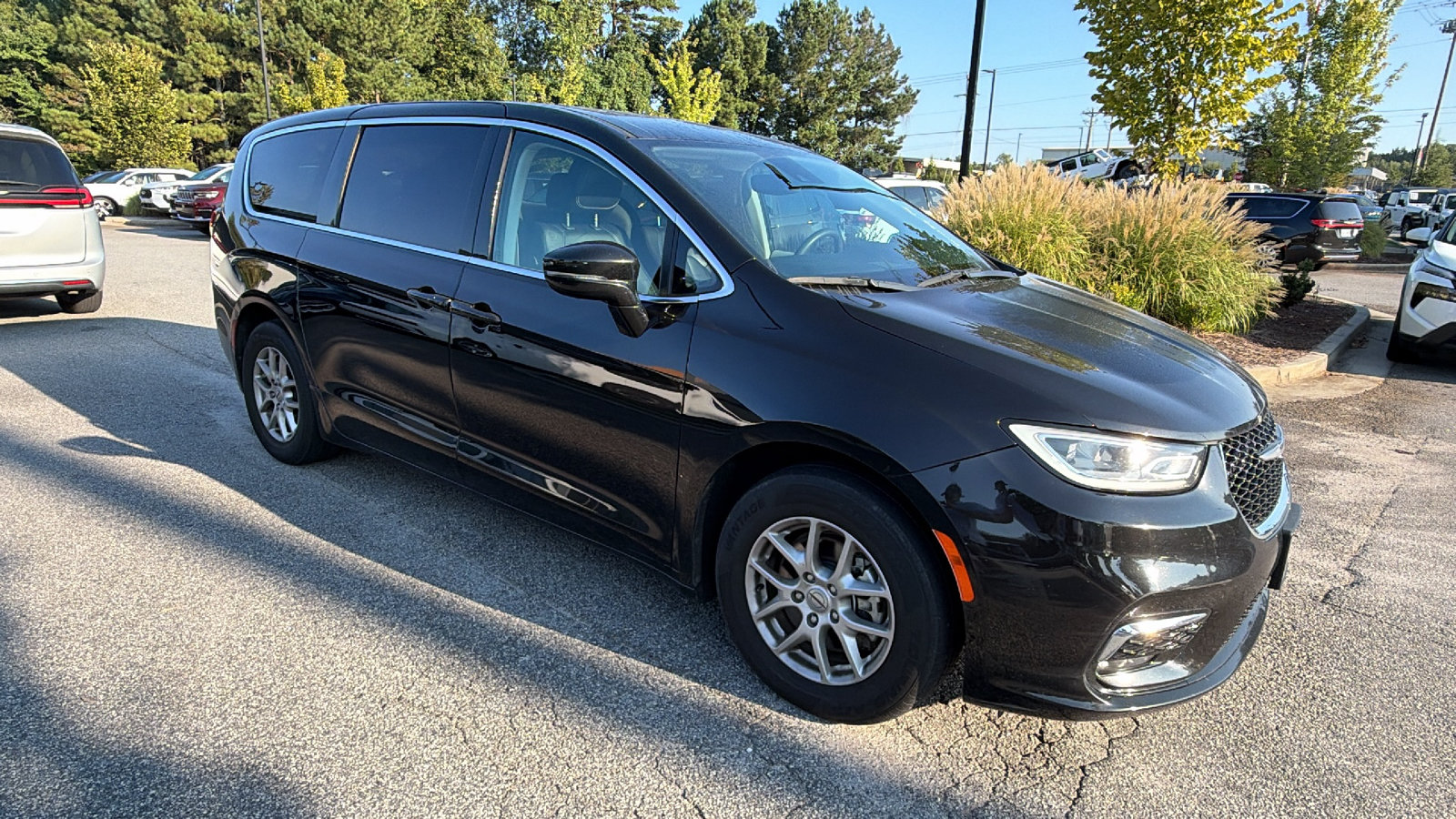 Used 2024 Chrysler Pacifica Touring-L FWD image 5