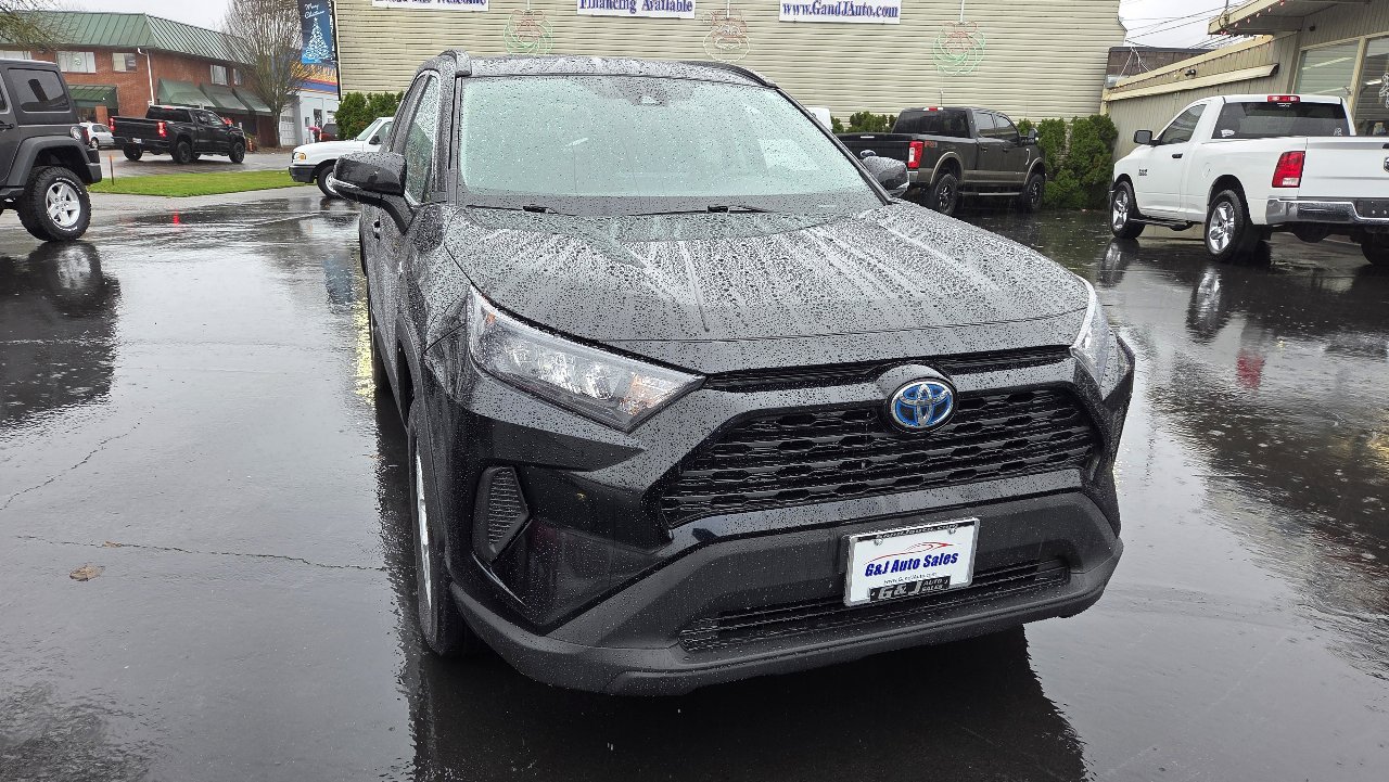 Used 2021 Toyota RAV4 LE image 4