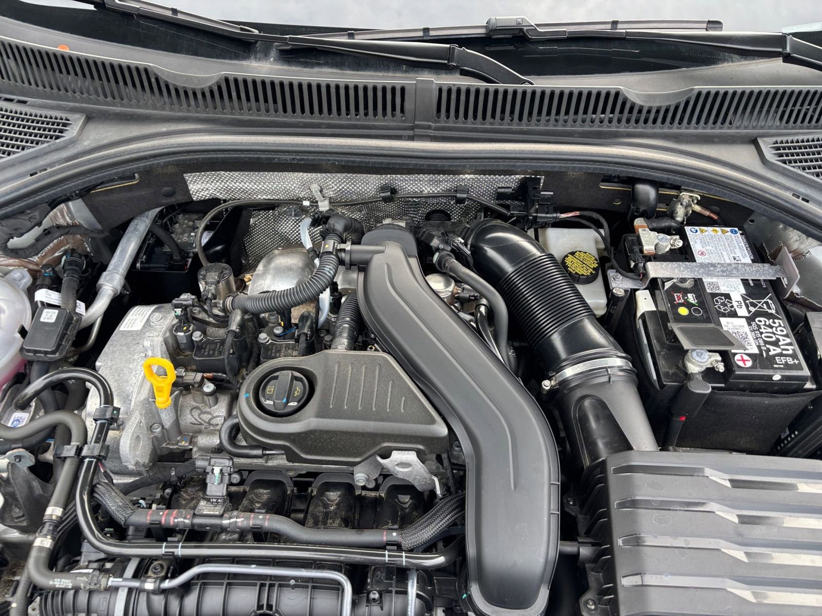 Used 2025 Volkswagen Jetta SE image 31