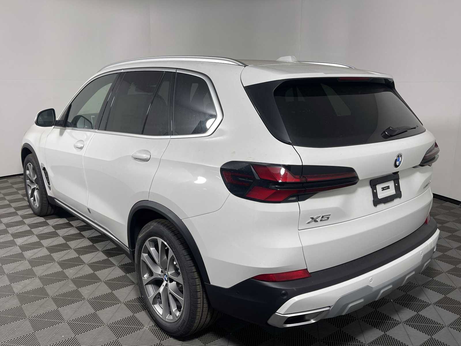 New 2026 BMW X5 xDrive40i w/ Parking Assistance Package AWD/4WD image 9