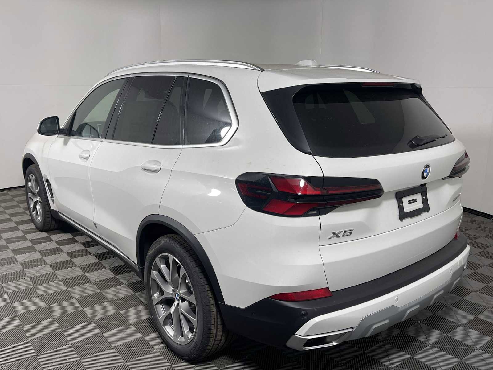 New 2026 BMW X5 xDrive40i w/ Parking Assistance Package image 9