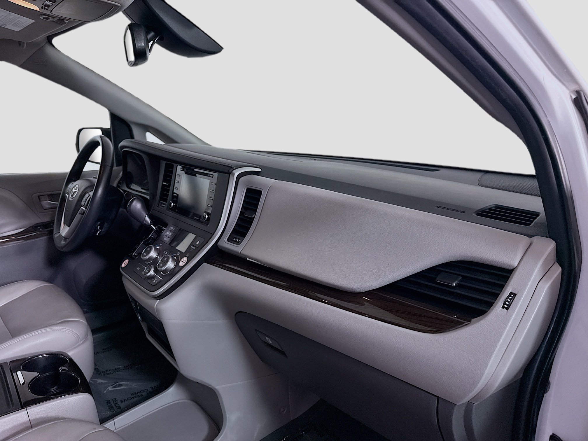 Used 2020 Toyota Sienna XLE FWD image 28