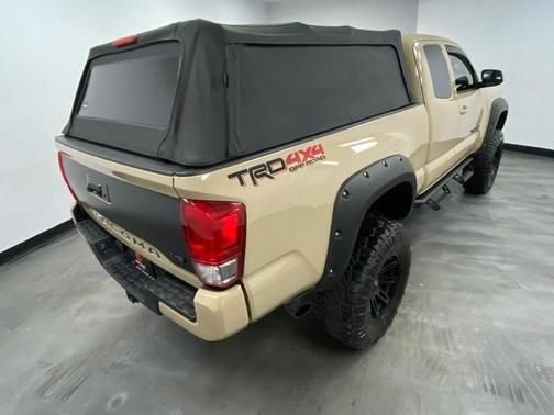 Used 2017 Toyota Tacoma TRD Off-Road w/ Tow Package AWD/4WD image 7