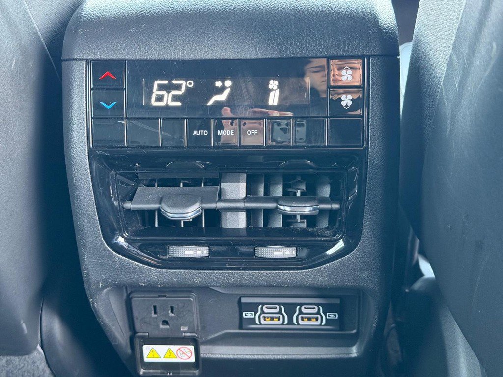 Used 2024 Jeep Grand Cherokee L Altitude image 17