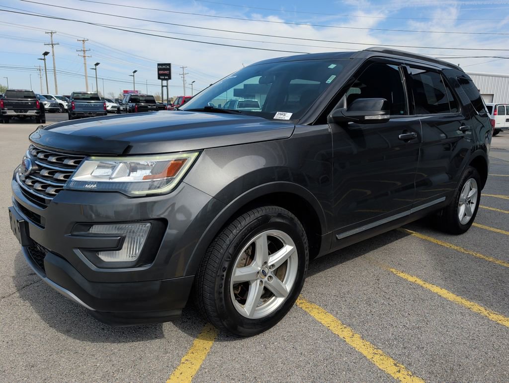 Used 2017 Ford Explorer XLT image 3