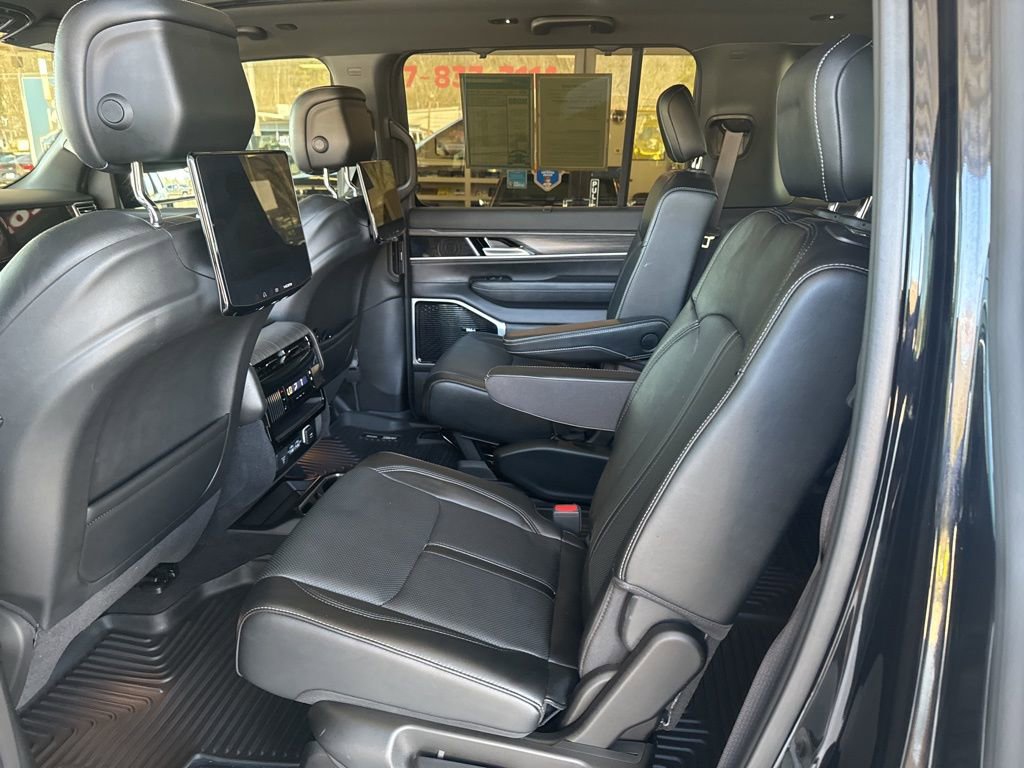 Used 2023 Jeep Wagoneer Series III w/ Premium Group I AWD/4WD image 17