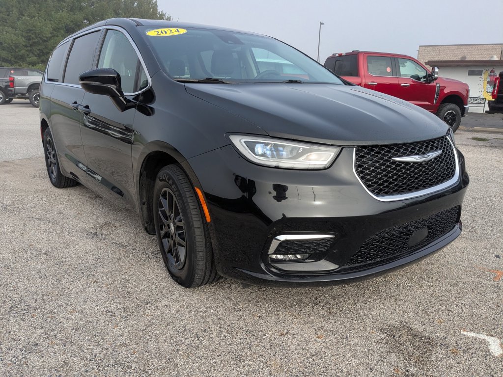 Used 2024 Chrysler Pacifica Touring-L FWD image 3