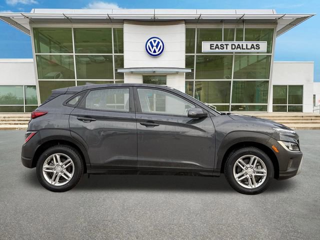 Used 2023 Hyundai Kona SE image 2