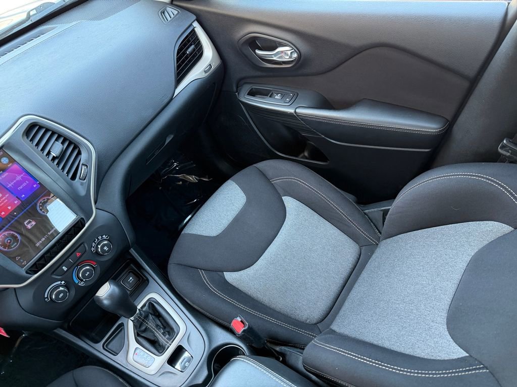 Used 2015 Jeep Cherokee Sport FWD image 16