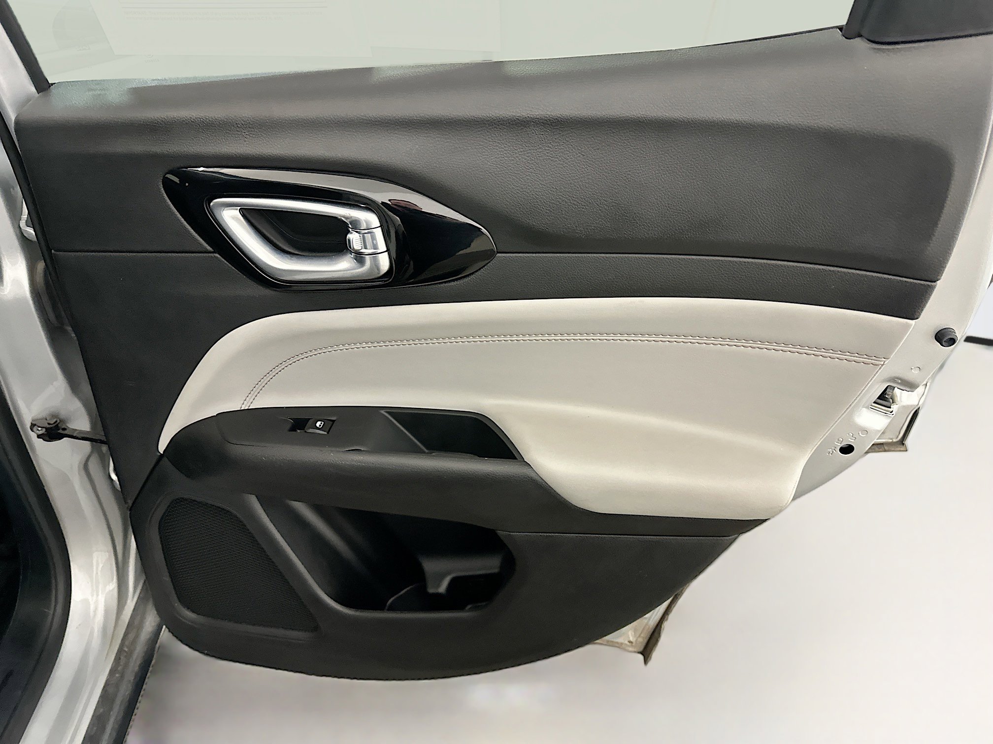 Used 2025 Jeep Compass Limited image 30