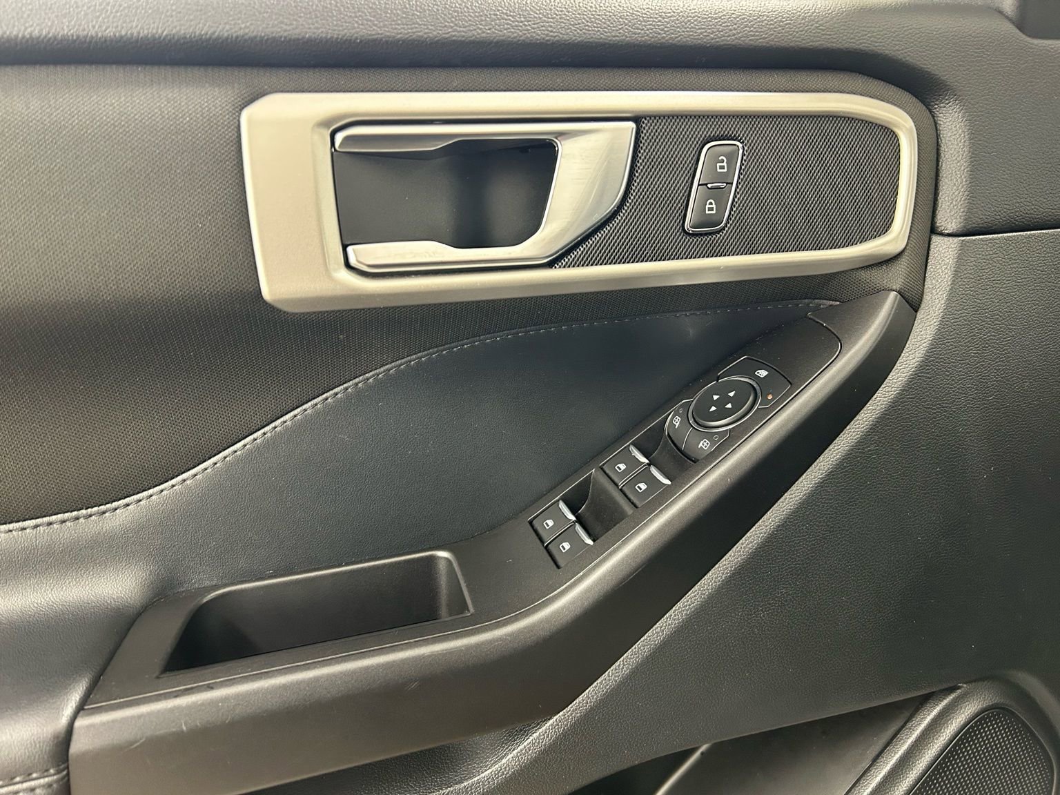 Used 2020 Ford Explorer XLT image 25