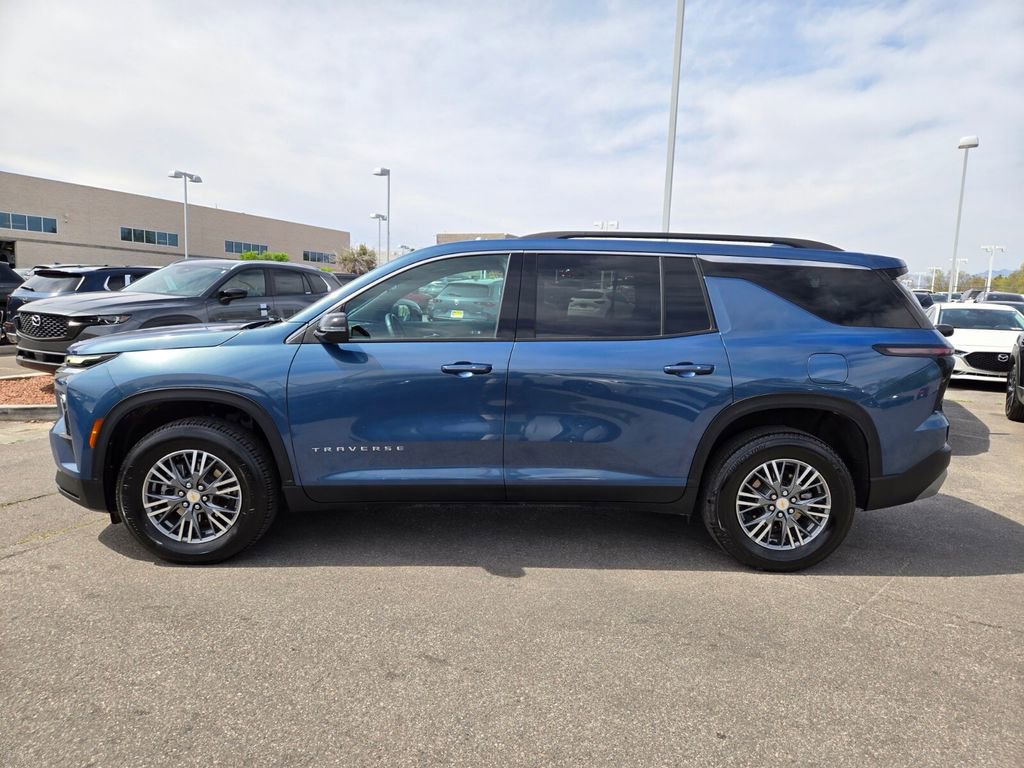 Used 2025 Chevrolet Traverse LT AWD/4WD image 3