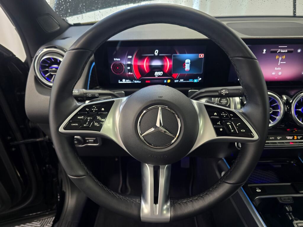 Used 2025 Mercedes-Benz GLB 250 4MATIC image 14