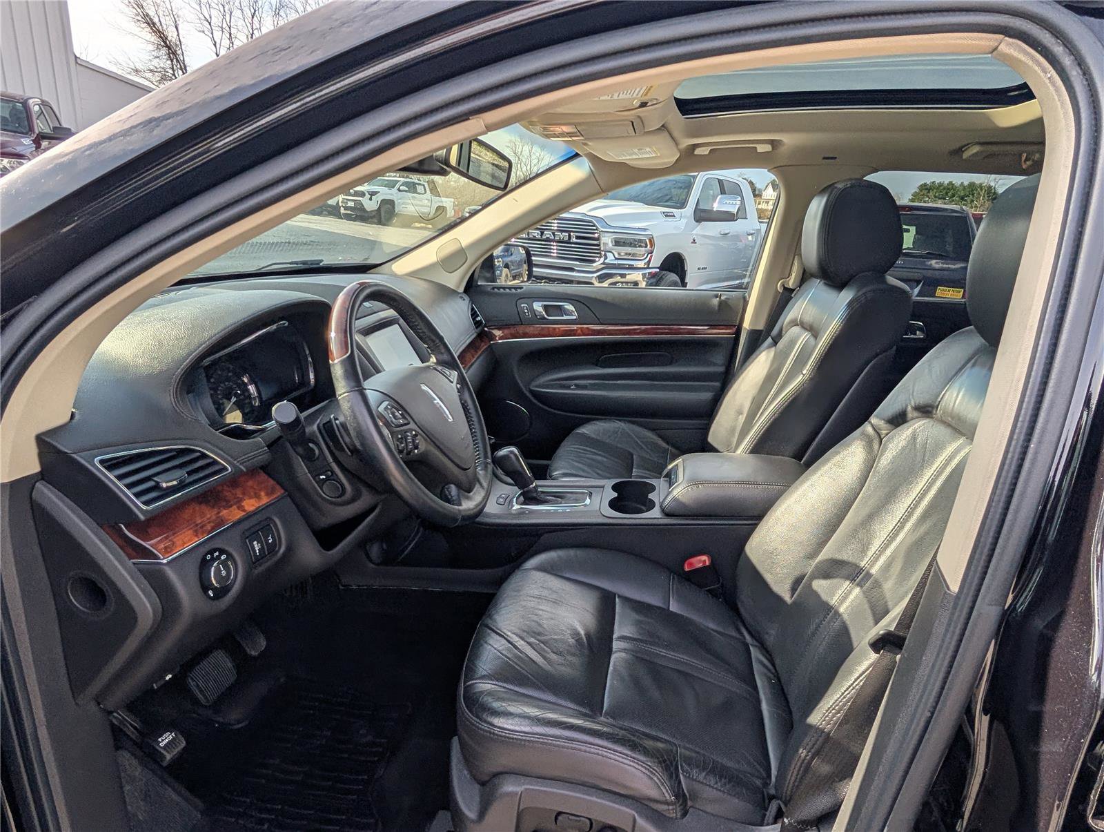 Used 2019 Lincoln MKT AWD image 14