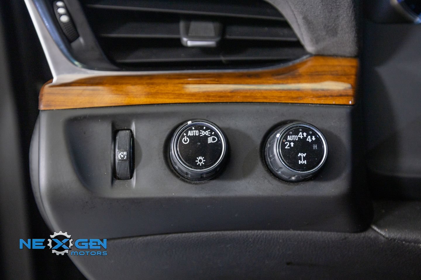 Used 2017 Cadillac Escalade Luxury AWD/4WD image 14