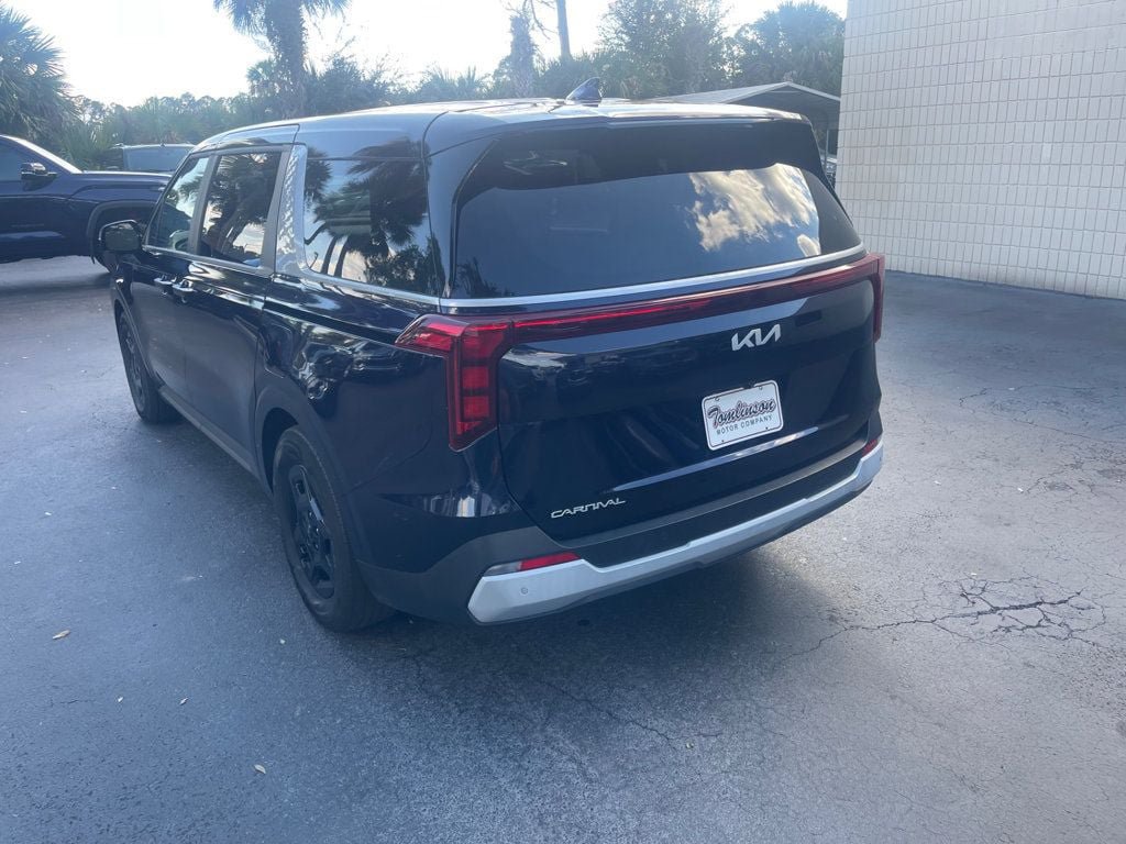 Used 2026 Kia Carnival FWD image 3