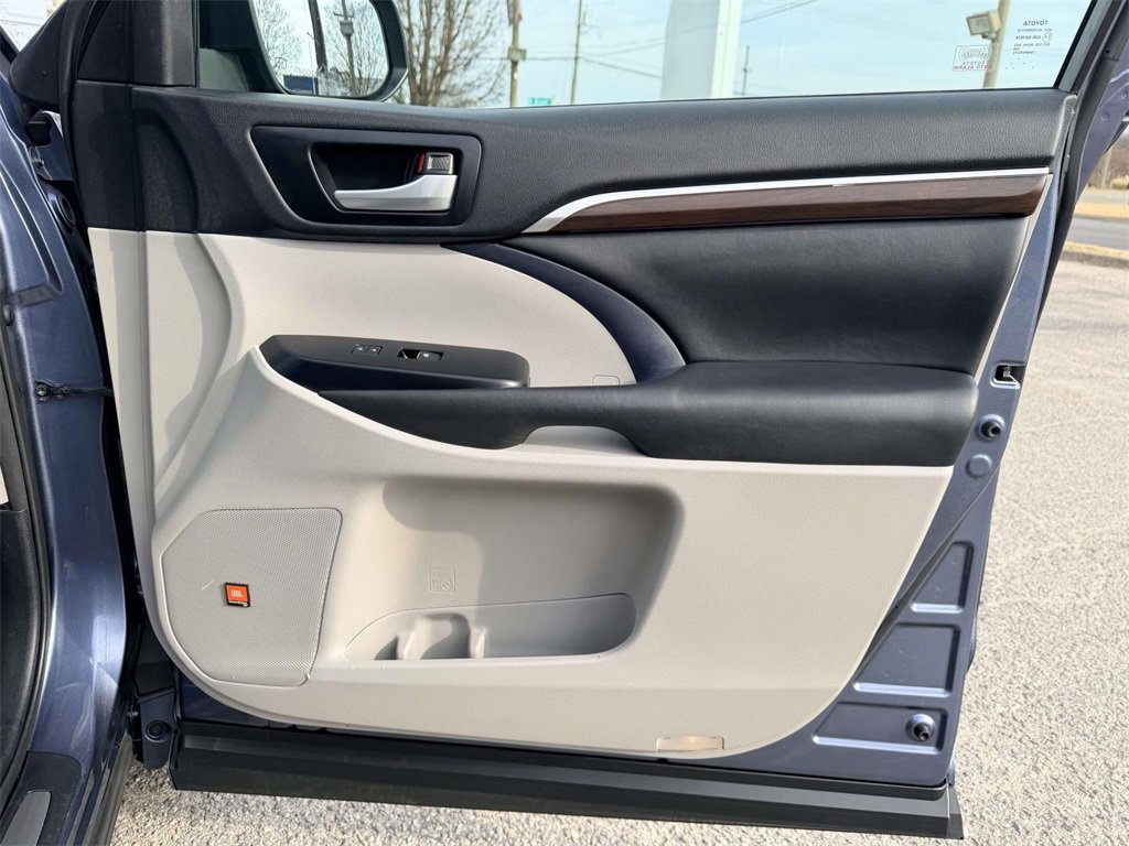 Used 2015 Toyota Highlander Limited image 11