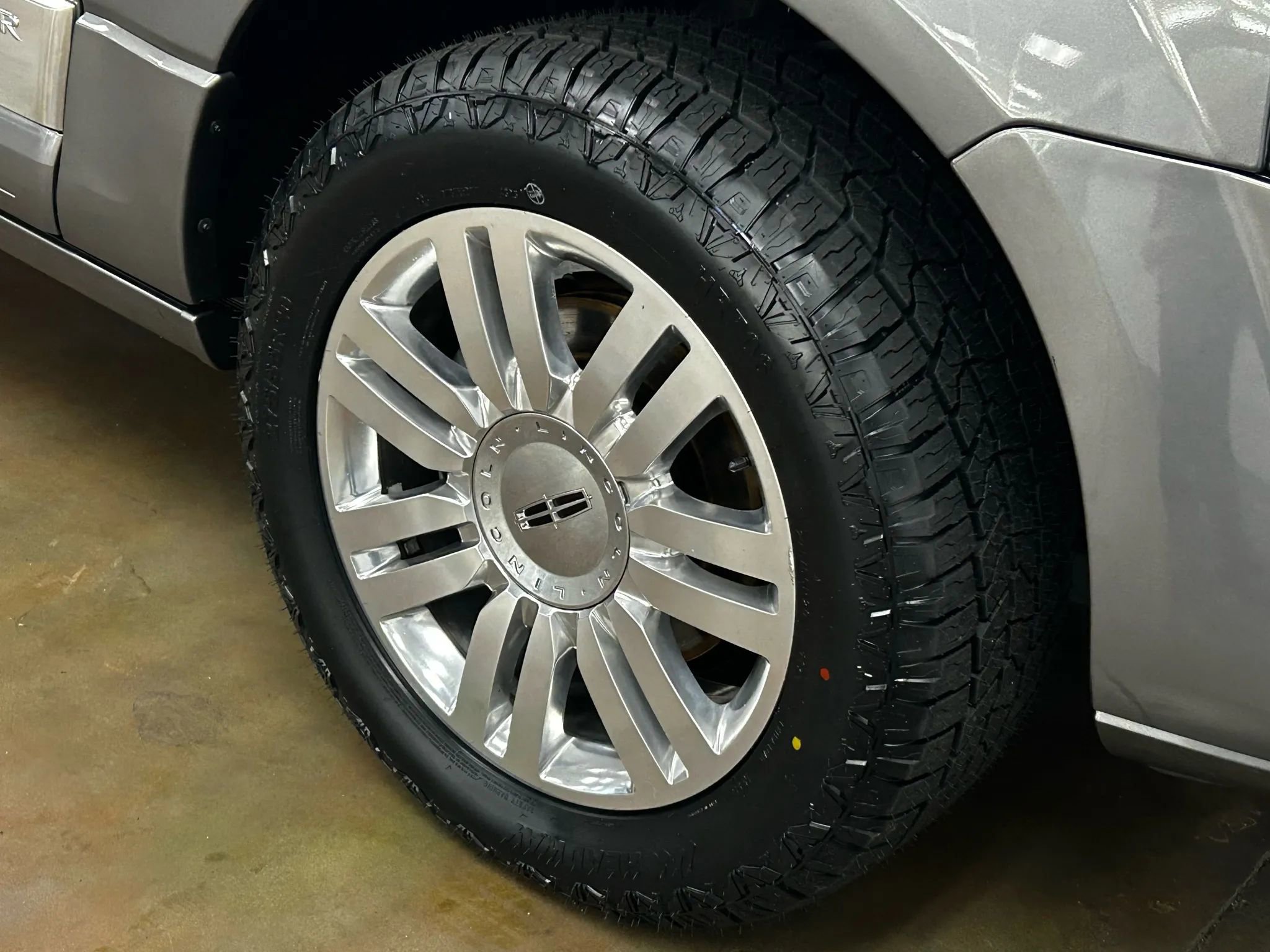 Used 2011 Lincoln Navigator 2WD image 27