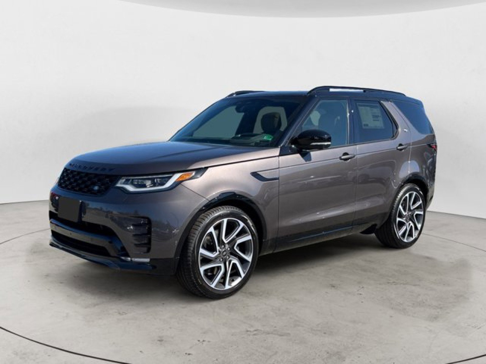New 2025 Land Rover Discovery Dynamic SE image 1