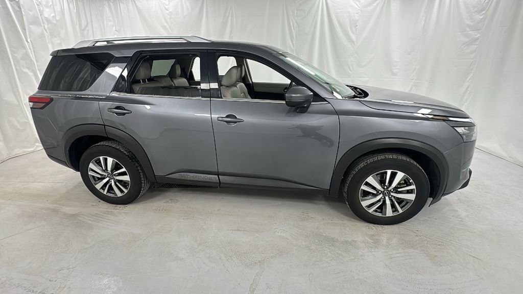 Used 2025 Nissan Pathfinder SL image 2